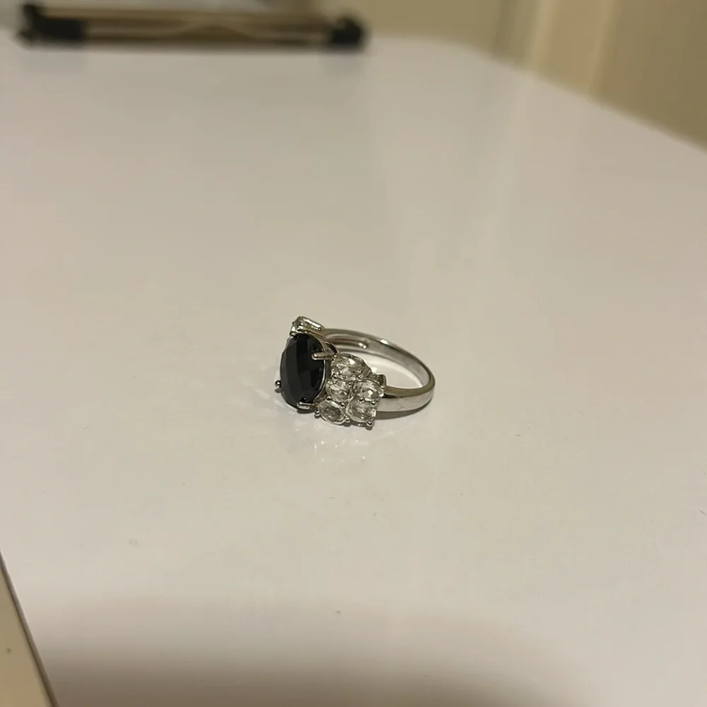 Elegant Black and Silver Ring - Picture 4 of 9